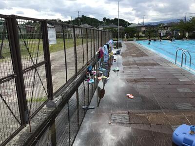水泳　浮かぶサンダル
