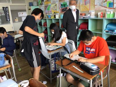 教室でしつけ縫い