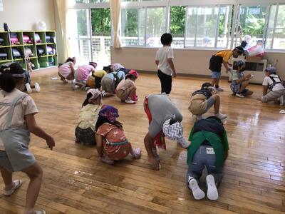 ２年生大掃除　床拭き